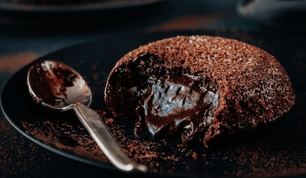 Lava Cake auf Teller mit Löffel