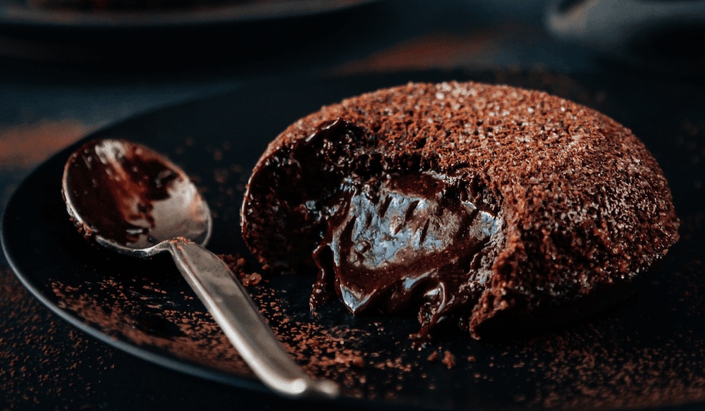 Lava Cake auf Teller mit Löffel