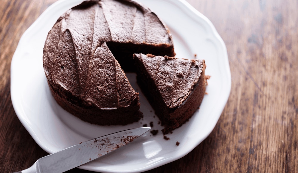 Mini-Schokokuchen angeschnitten auf weißem Teller