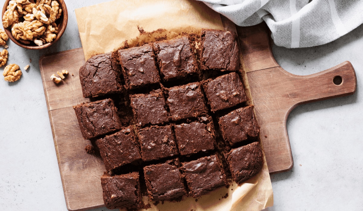 Nutella Brownies mit Nüssen angeschnitten auf einem Brett