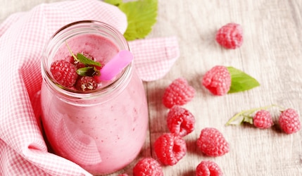 Buttermilch-Smoothie mit Himbeeren