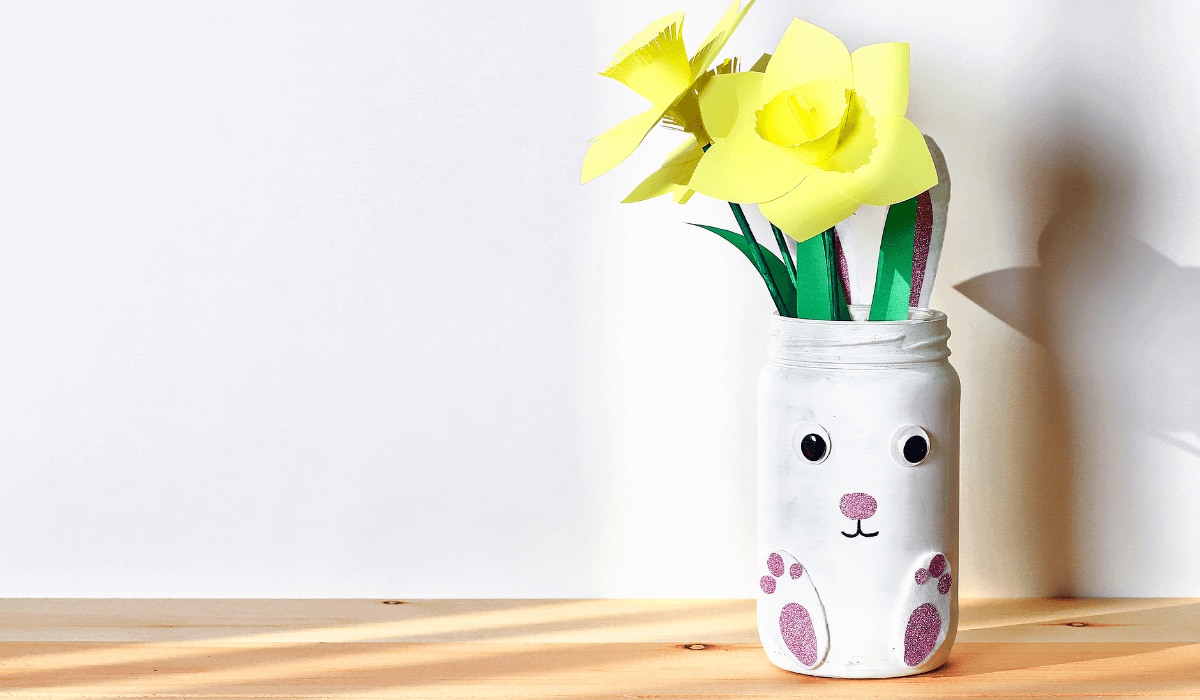 Ostergeschenk gebastelt: Hase als Blumenvase