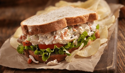 Fleischsalat auf Brot