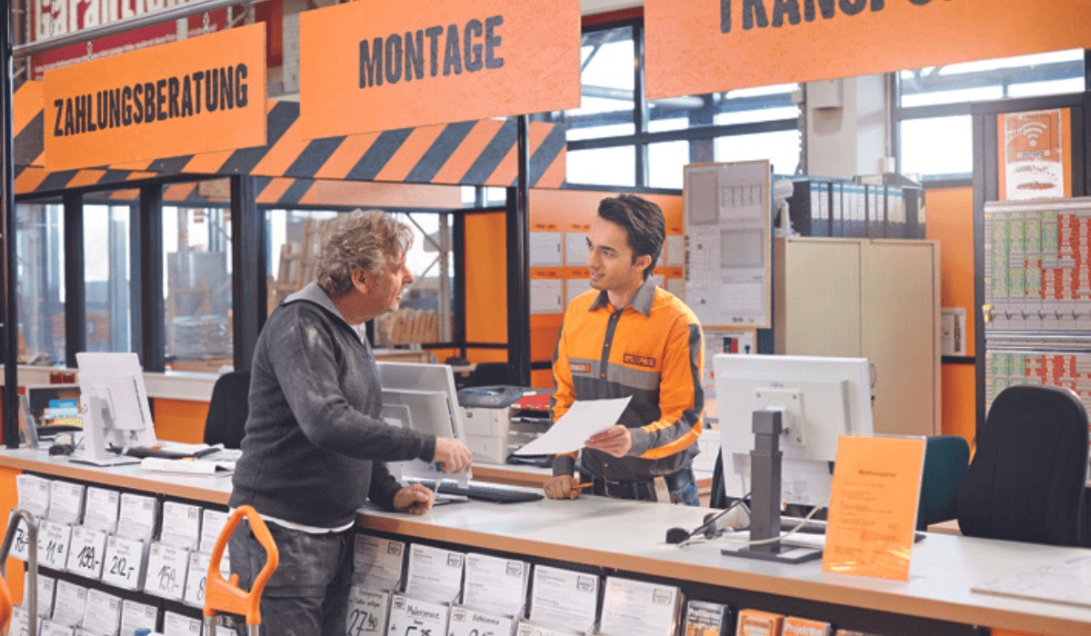 Hornbach Kunde beantragt Kundenkarte am Service-Schalter mit Mitarbeiter