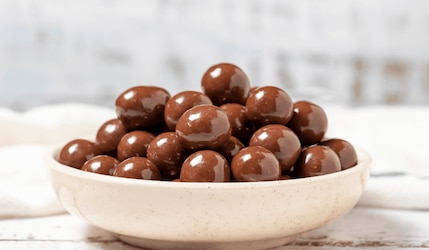 Jokolade Erdnüsse mit Schokolade in 2 Sorten
