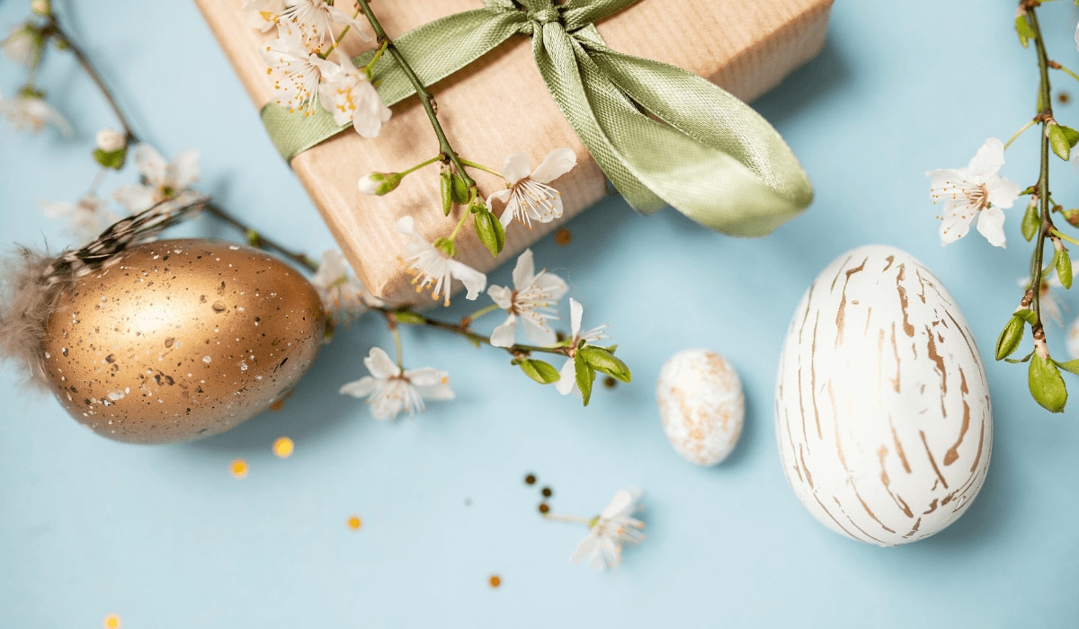 Verpacktes Ostergeschenk mit Ostereiern