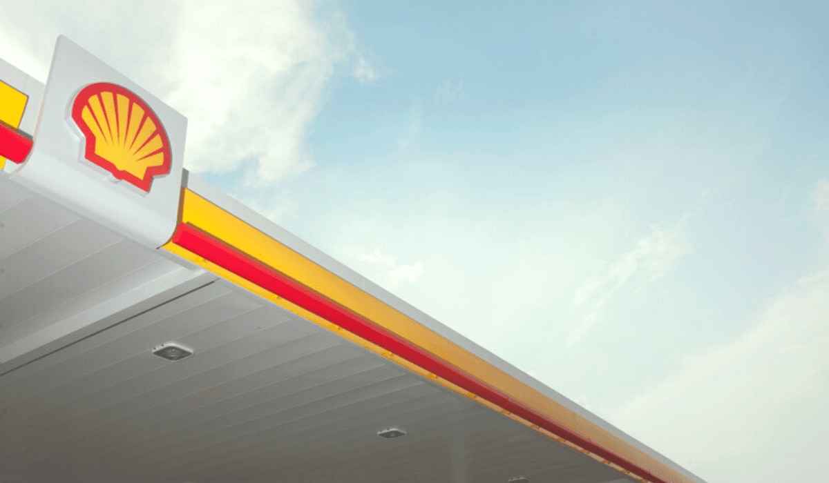 Shell Tankstelle von außen mit Logo