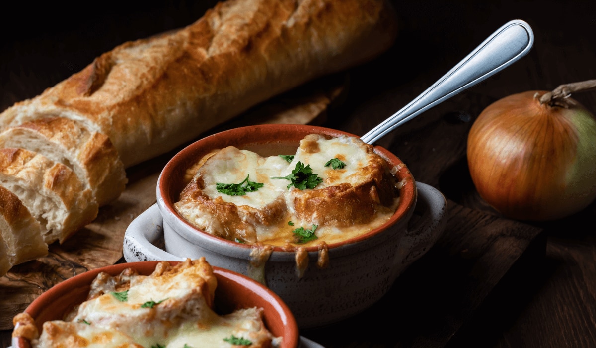 überbackene französische Zwiebelsuppe