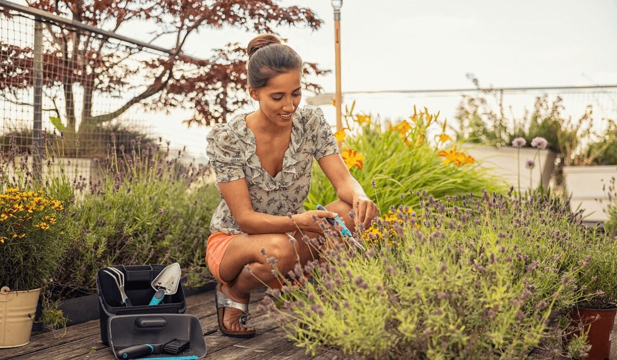 Frau gärtnert mit Gardena Produkten