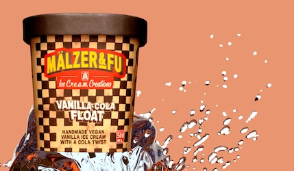 Mälzer & Fu's "Vanilla-Cola Float" - Vegane Eiscreme von Tim Mälzer mit Softdrink-Strudel