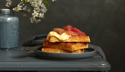 Rezept für frische Waffeln mit selbstgemachtem Rhabarberkompott