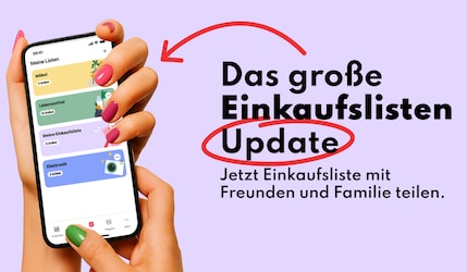 Frauenhand hält ein Smartphone auf dem die neue kaufDA Einkaufsliste gezeigt wird