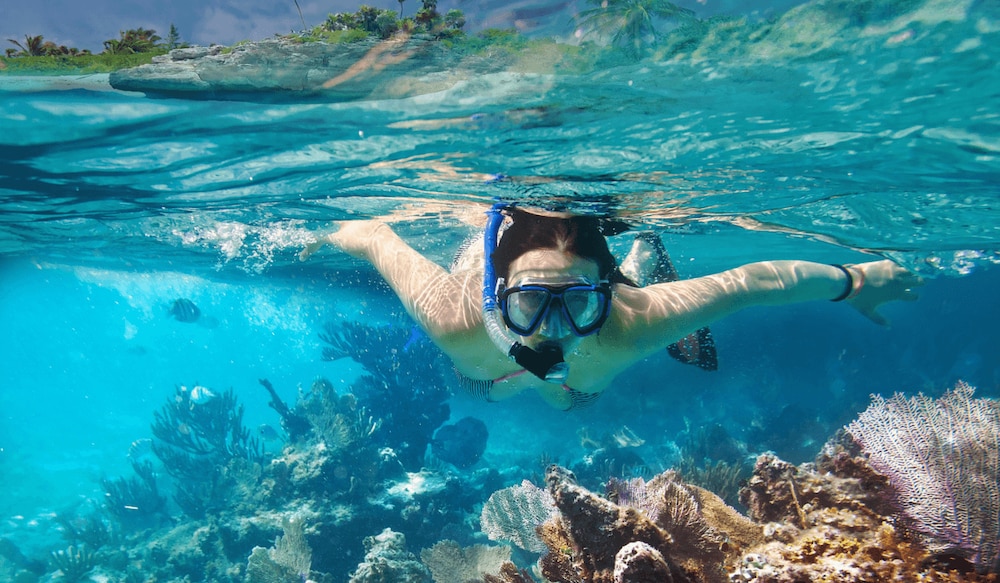 Schnorchelnde Frau im Meer