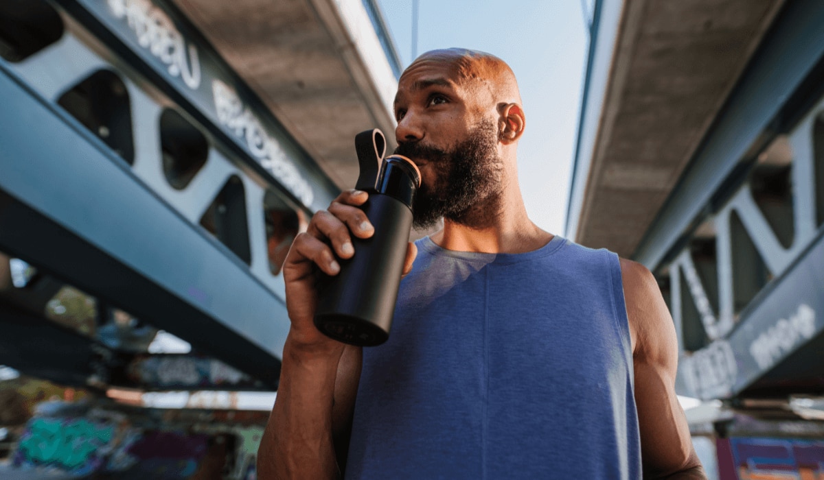 Mann trinkt aus air up® Flasche