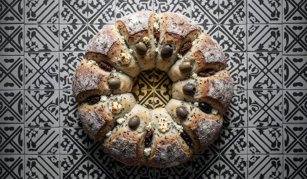 mediterranes Zupfbrot von oben fotografiert