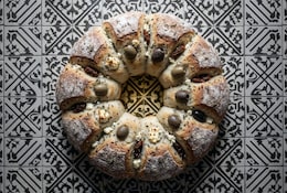 mediterranes Zupfbrot von oben fotografiert