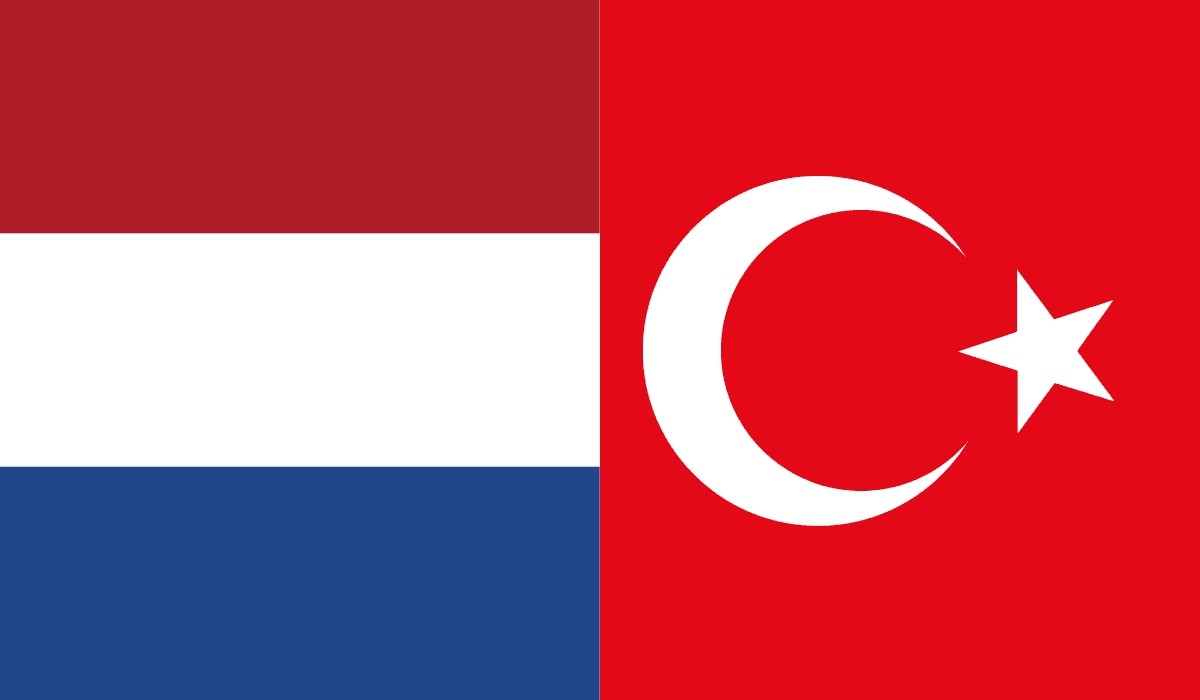 niederländische Flagge und türkische Flagge