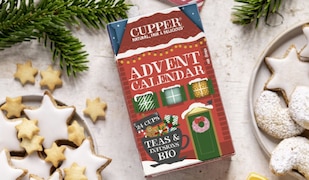 Cupper Tea Adventskalender, daneben Zimtsterne