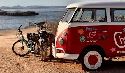 roter VW Bulli Bus an einem Strand
