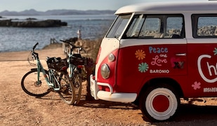 roter VW Bulli Bus an einem Strand