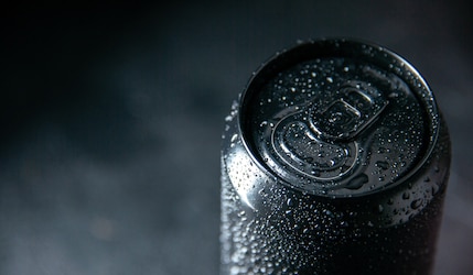 schwarze Getränkedose mit Wassertropfen