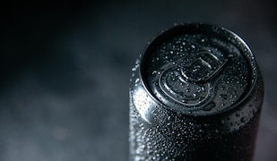 schwarze Getränkedose mit Wassertropfen