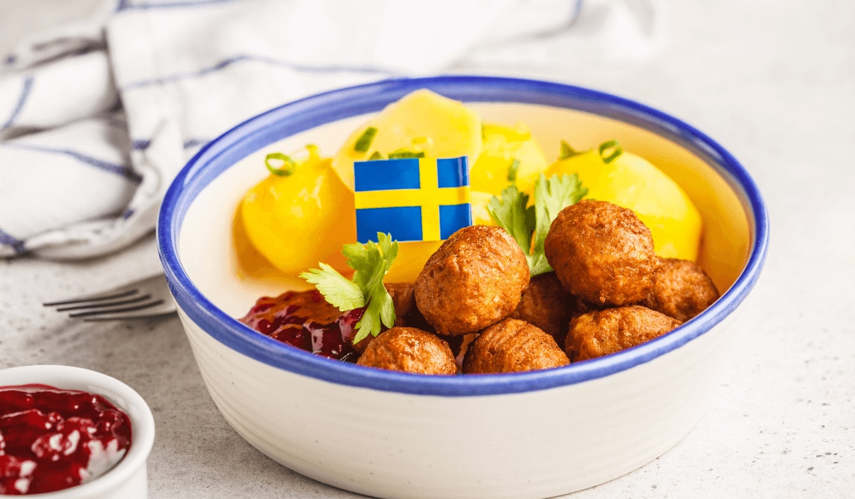 schwedische Köttbullar mit Kartoffeln in einer Schale