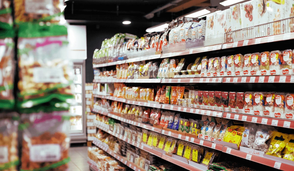 türkischer Supermarkt mit Regal von innen