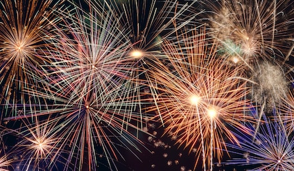 unterschiedliches Feuerwerk am Nachthimmel