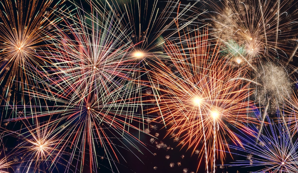 unterschiedliches Feuerwerk am Nachthimmel