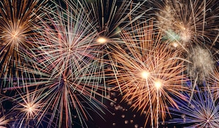 unterschiedliches Feuerwerk am Nachthimmel