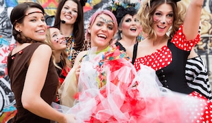 verkleidete Frauen feiern Fasching und Karneval in Kostümen