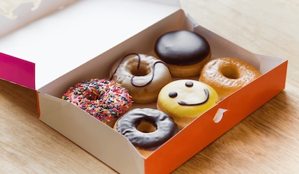 verschiedene Dunkin Donuts in einer Schachtel