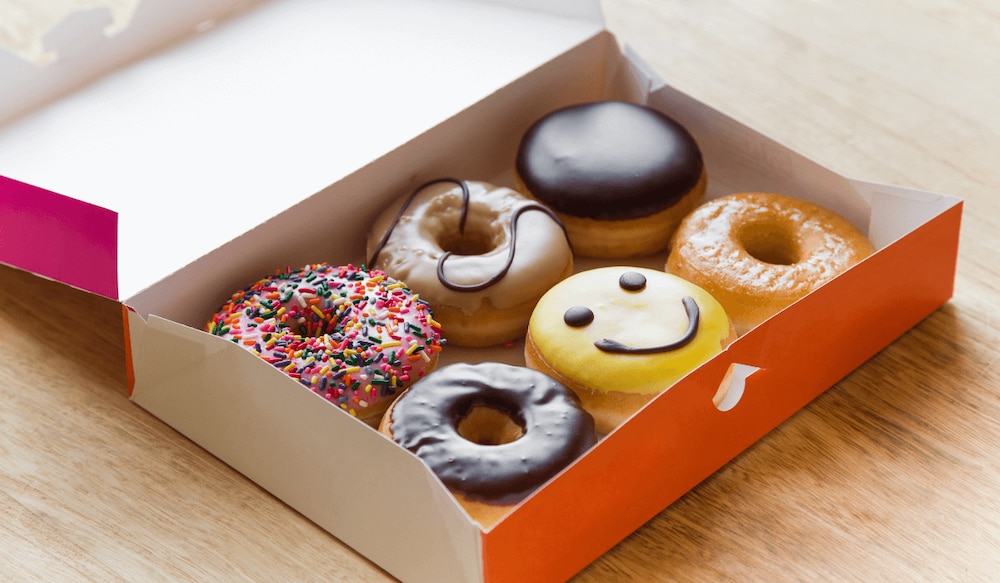 verschiedene Dunkin Donuts in einer Schachtel