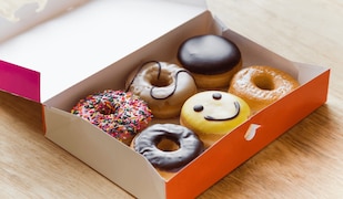 verschiedene Dunkin Donuts in einer Schachtel