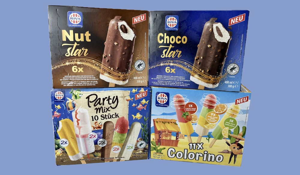 verschiedene Packungen mit Eis von Norma Riva vor blauem Hintergrund