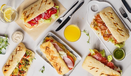 verschiedene Panini Sandwichs von oben fotografiert