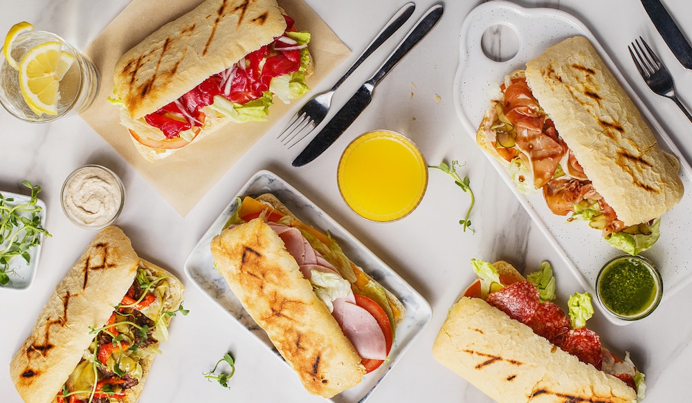 verschiedene Panini Sandwichs von oben fotografiert