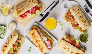 verschiedene Panini Sandwichs von oben fotografiert