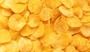 viele Kartoffelchips in Nahaufnahme fotografiert