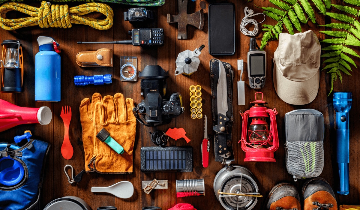 vielfältige Camping-Ausrüstung von oben fotografiert