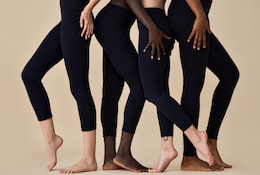 vier Frauenbeine tragen schwarze Leggings