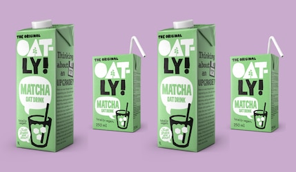 vier Packungen Oatly Matcha Haferdrink, lila Hintergrund.png