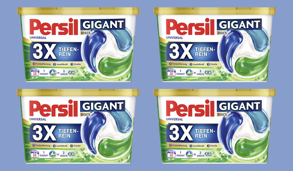 vier Persil Gigant Disc Packungen, blauer Hintergrund