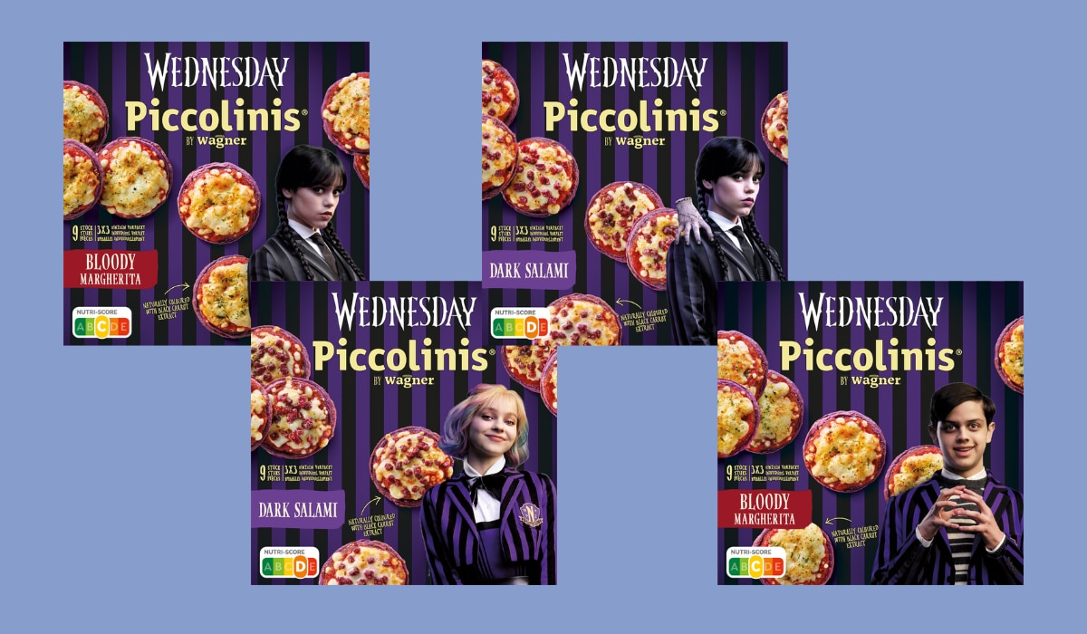 Vier Üackungen Wednesday Piccolinis, blauer Hintergrund