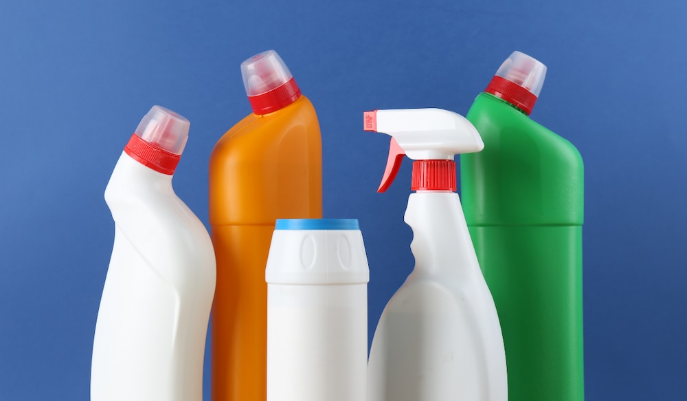weiße, orange, und grüne WC Reiniger, blauer Hintergrund.png