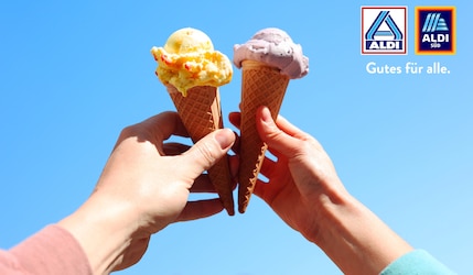 zwei Eiswaffeln mit einer Kugel Eis werden in die Luft gehalten