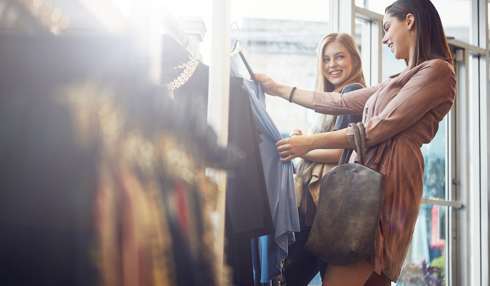 zwei Frauen beim Kleidung shoppen