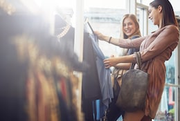 zwei Frauen beim Kleidung shoppen