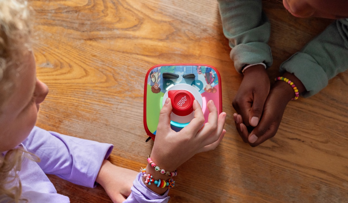 zwei Kinder spielen mit der Tonieplay Box
